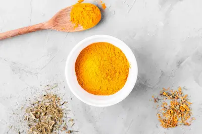 Cúrcuma en polvo, antiinflamatorio natural.