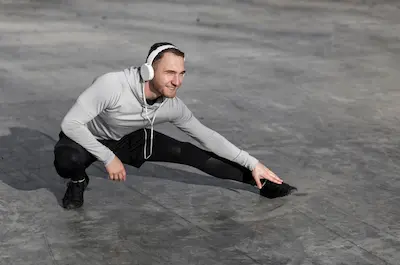 Deportista haciendo estiramientos dinámicos