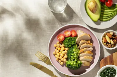 Plato balanceado con vegetales, proteínas y granos integrales
