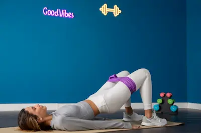 Mujer haciendo hip thrust con banda
