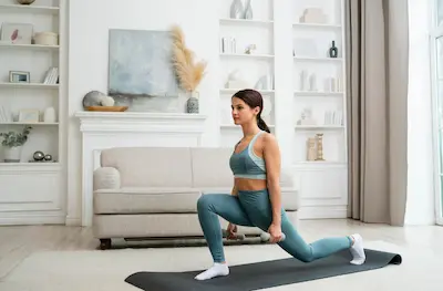 Persona haciendo flexiones y sentadillas en su sala