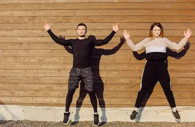 Cronómetro junto a una persona haciendo jumping jacks