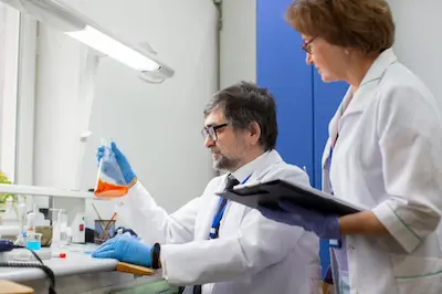 Científicos en laboratorio analizando muestras biológicas