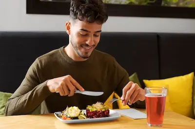 Persona comiendo sin móvil
