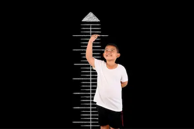 Niño y adulto lado a lado con gráficos de crecimiento.