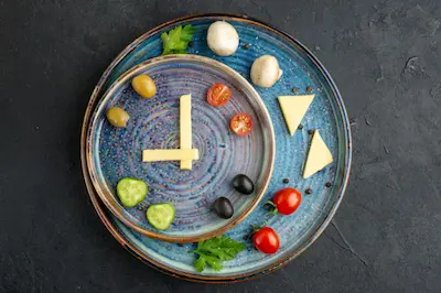 Plato de comida con reloj marcando las 9 PM 