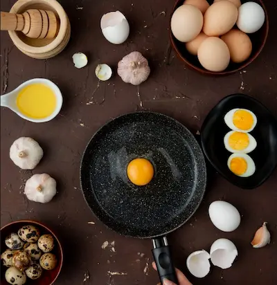 Huevos cocinados de distintas formas con gráfico de colesterol