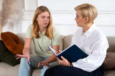 Adolescente hablando con psicólogo