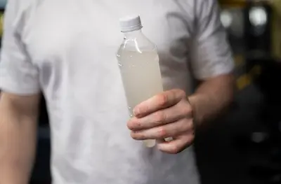 Botella con limón y sal