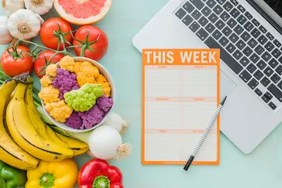 Calendario con comidas y rutinas de ejercicio.