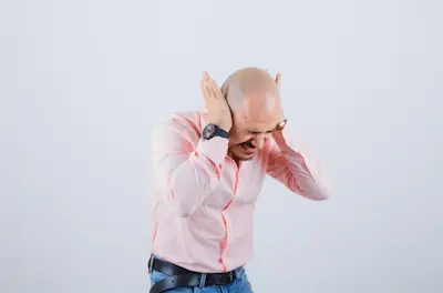 Hombre estresado sosteniendo su cabeza con gráficos de corazón