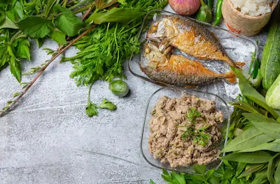 Alimentos ricos en yodo como pescado y algas